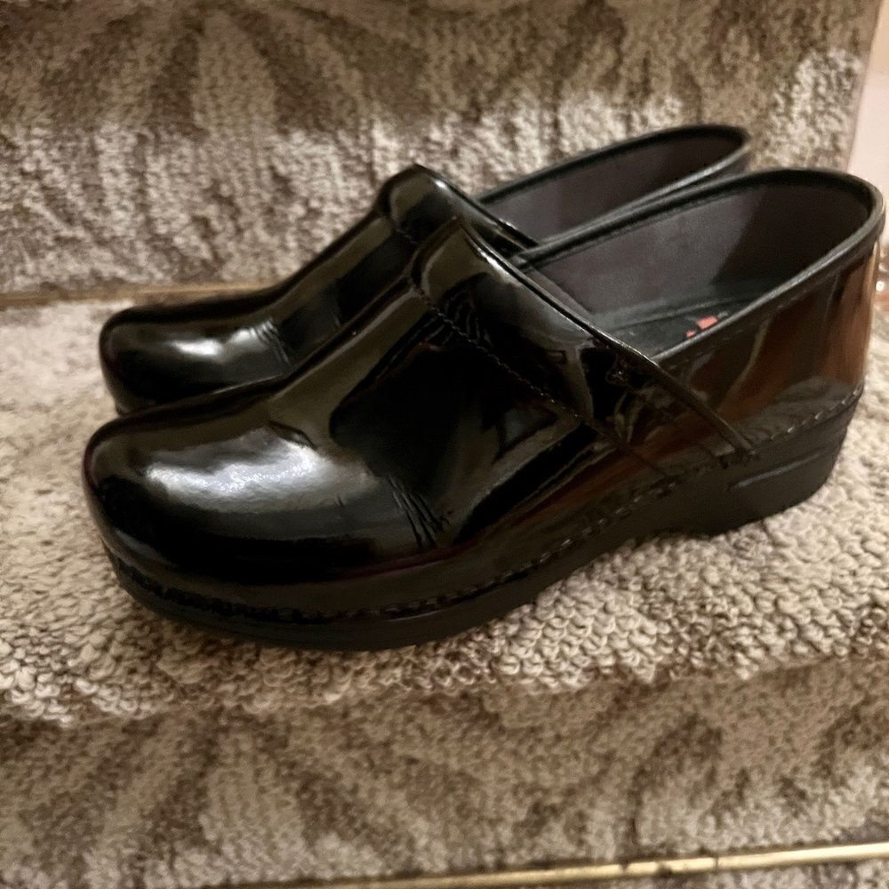 EUC Women's Dansko XP Black Patent Leather Clogs Shoes Size 41 or 10.5 - 11